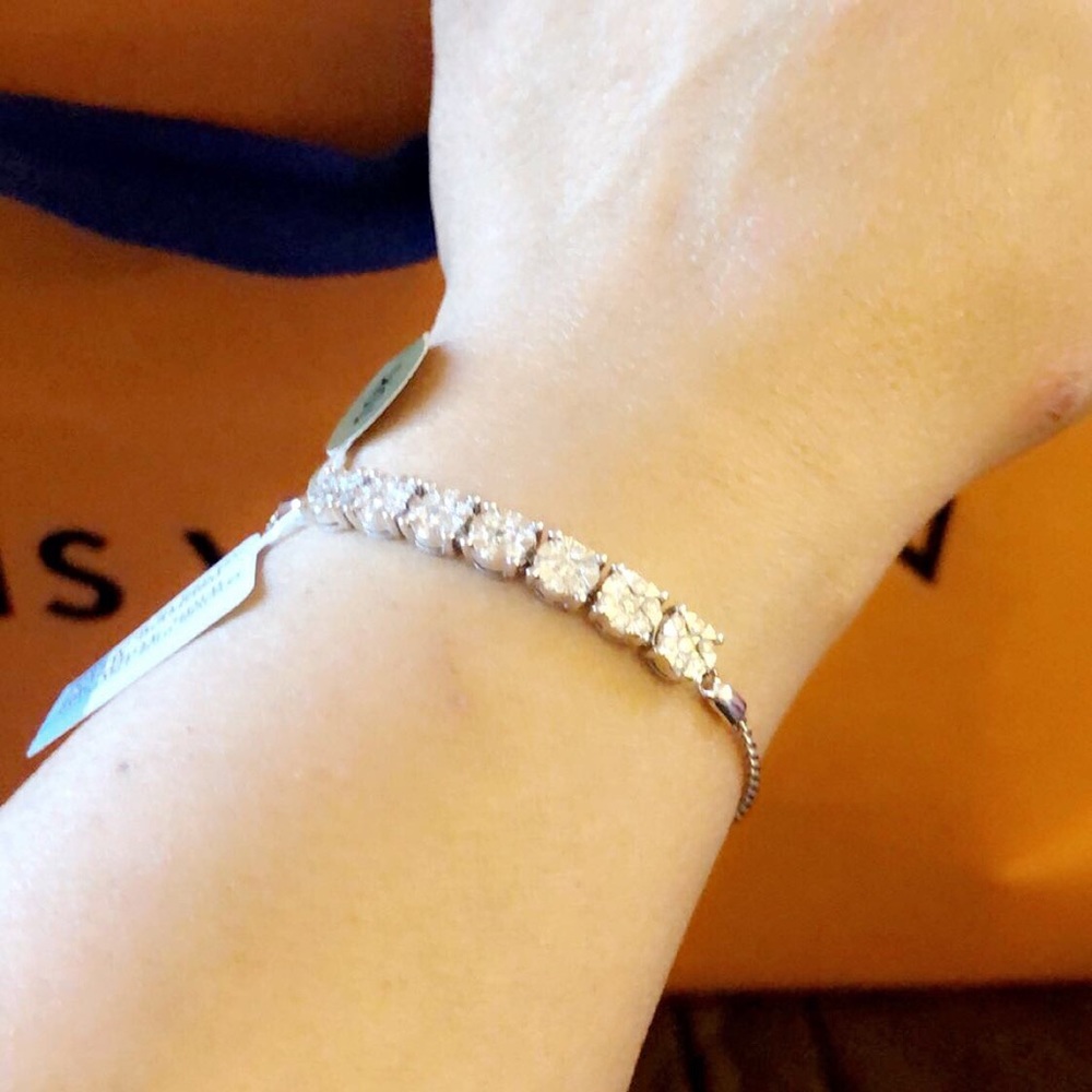 1ctw diamond bracelet in 10k white gold....